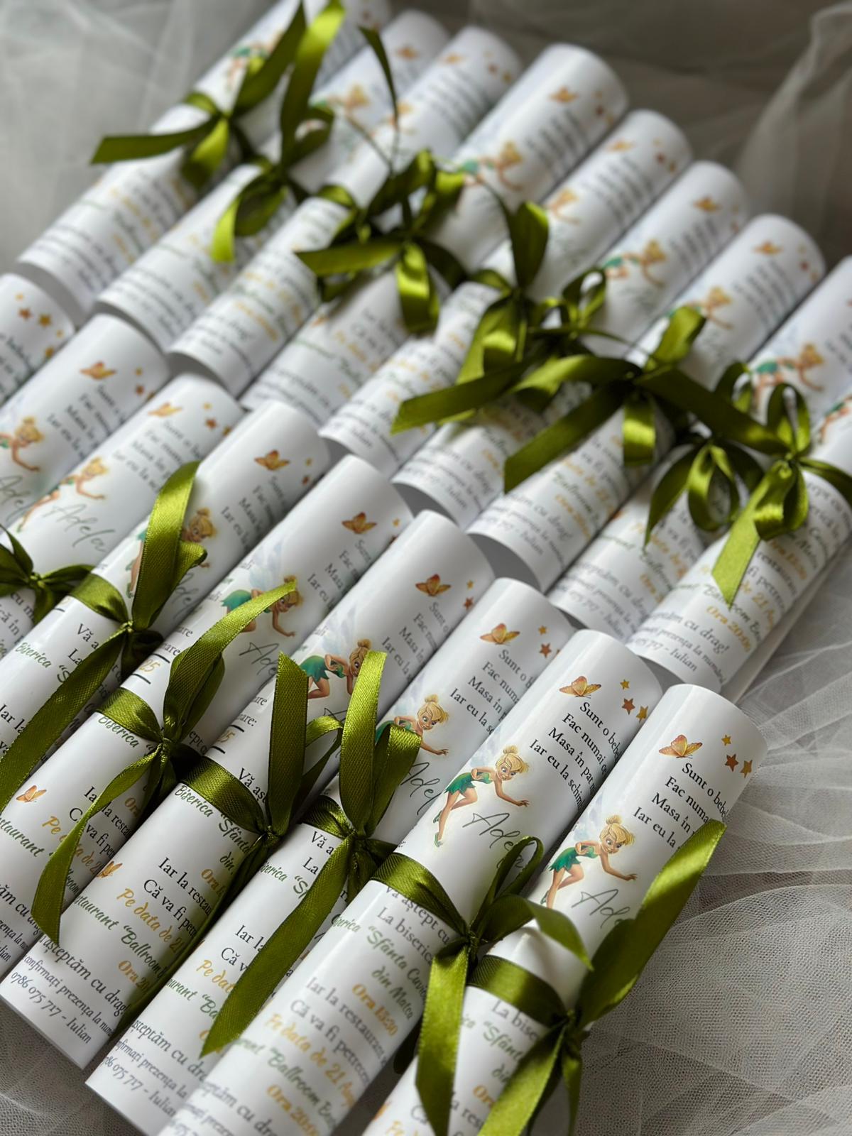Invitație de botez rulată cu panglică din satin verde - imagine 3