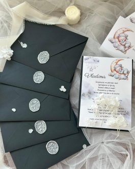Invitație de botez cu plic negru și tematică ursuleți pe semilună