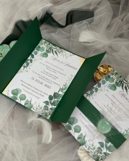 Invitație verde cu foiță aurie și pene