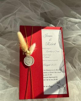 Invitație de nuntă roșie cu detalii albe și sigiliu