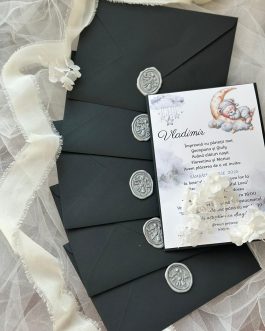 Invitație de botez cu plic negru și tematică ursuleți pe semilună
